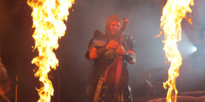 Beitragsbild des Blogbeitrags Hauptmann „Universe“ von Feuerschwanz über das Feuertanz Festival und der Zusammenarbeit mit Iron Maiden! 