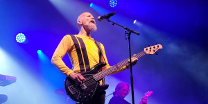 Beitragsbild des Blogbeitrags CLASSIC ROCK NIGHT – Trotz Regen steppte in Mosbach der Bär – Konzertbericht vom Regenbogen 2 Open Air mit Saga, Brian Downey`s Alive and Dangerous und Manfred Mann`s Earthband 