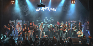 Beitragsbild des Blogbeitrags Roh, Laut, Legendär: Weckörhead verwandelt den Osnabrücker Rosenhof in eine unvergessliche Motörhead-Tribute-Explosion!