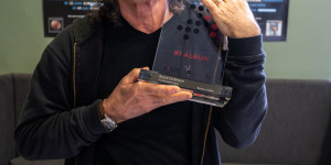 Beitragsbild des Blogbeitrags BRUCE DICKINSON erobert mit seinem Soloalbum “The Mandrake Project“ Platz 1 der deutschen Albumcharts! Europa-Tour startet im Mai – bereits erste Gigs ausverkauft!