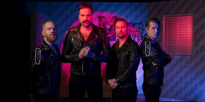 Beitragsbild des Blogbeitrags Per von Royal Republic im Interview über das aktuelle Album und Liveauftritte vor 13 Leuten! 