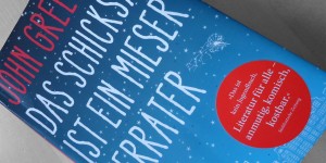 Beitragsbild des Blogbeitrags Buchurteil: “Das Schicksal ist ein mieser Verräter” von John Green