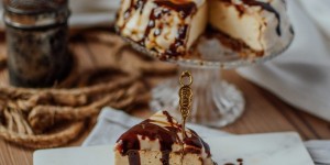 Beitragsbild des Blogbeitrags Caramel Protein Cheesecake 