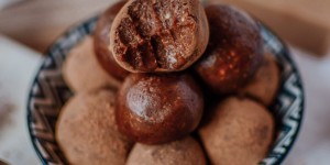 Beitragsbild des Blogbeitrags Dattelkonfekt – Cashew Fudge Bällchen