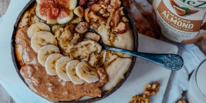 Beitragsbild des Blogbeitrags Feigenporridge mit AdeZ Amazing Almond 