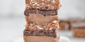 Beitragsbild des Blogbeitrags No-bake chocolate caramel slices by Zoe 
