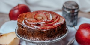 Beitragsbild des Blogbeitrags Low Carb Kuchen Rezept – gesunder Apfelkuchen