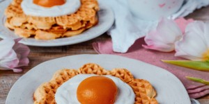 Beitragsbild des Blogbeitrags Spiegelei Waffeln ohne Zucker für den Osterbrunch 