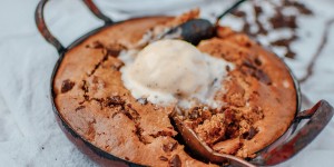 Beitragsbild des Blogbeitrags The best healthy chocolate chip cookie skillet 