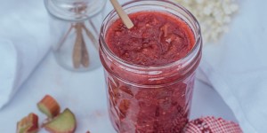 Beitragsbild des Blogbeitrags Erdbeer-Rhabarber Marmelade ohne Zucker 