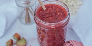 Beitragsbild des Blogbeitrags Erdbeer-Rhabarber Marmelade ohne Zucker