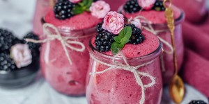 Beitragsbild des Blogbeitrags Aquafaba Mousse mit Beeren – vegan & zuckerfrei