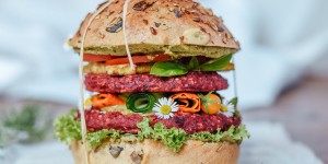 Beitragsbild des Blogbeitrags Veganer Burger mit Roter Beete und Tofu