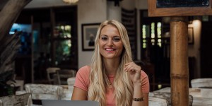 Beitragsbild des Blogbeitrags Co-working as a digital nomad in Canggu – full review!
