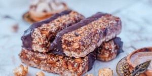 Beitragsbild des Blogbeitrags Vegane Snickers – Rohkost Riegel ohne Zucker