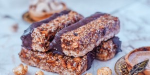 Beitragsbild des Blogbeitrags Vegane Snickers – Rohkost Riegel ohne Zucker 