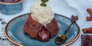 Beitragsbild des Blogbeitrags Lava Cake ohne Zucker, Butter und Weizenmehl