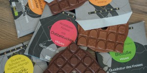 Beitragsbild des Blogbeitrags Zuckeralternativen in der Schokolade – Quadratur des Kreises von Zotter 