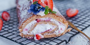 Beitragsbild des Blogbeitrags Gesunde Erdbeerroulade ohne Zucker