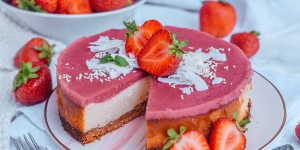 Beitragsbild des Blogbeitrags Low Carb Cheesecake mit Erdbeerspiegel – zuckerfrei! 
