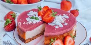 Beitragsbild des Blogbeitrags Low Carb Cheesecake mit Erdbeerspiegel – zuckerfrei!