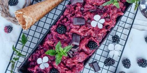 Beitragsbild des Blogbeitrags Brombeer-Sorbet mit Minze und dunkler Schokolade