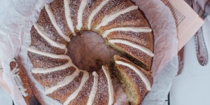 Beitragsbild des Blogbeitrags Lemon poppy seed cake with white chocolate