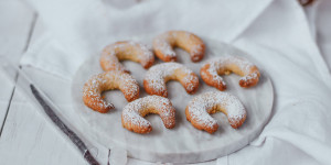 Beitragsbild des Blogbeitrags Vanillekipferl ohne Zucker & Mehl – low carb & keto!