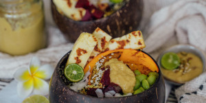 Beitragsbild des Blogbeitrags Vegetarische Quinoa Bowl mit Halloumi und karamellisierten Zwiebel Dressing