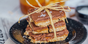 Beitragsbild des Blogbeitrags Gesalzene Karamell-Schokoriegel mit Nüssen zum selber machen!