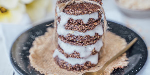 Beitragsbild des Blogbeitrags Schoko-Kekse mit Hafer im Oreo Style – vegan, ohne Zucker & no-bake!