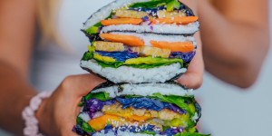 Beitragsbild des Blogbeitrags Sushi Burger mit veganem Karottenlachs