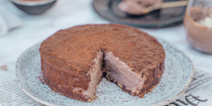 Beitragsbild des Blogbeitrags Vegan chocolate mousse cake – easy, sugar-free & no bake 