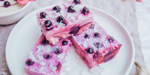 Beitragsbild des Blogbeitrags Frozen Joghurt Bars mit Blaubeeren selber machen!