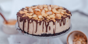 Beitragsbild des Blogbeitrags No-bake Erdnussbutter Cheesecake 