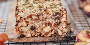 Beitragsbild des Blogbeitrags Früchtebrot ohne Mehl und Zucker – Weihnachtsbäckerei