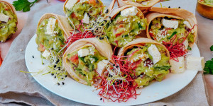 Beitragsbild des Blogbeitrags Guacamole Hörnchen – einfacher vegetarischer Partysnack! 