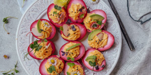 Beitragsbild des Blogbeitrags Gefüllte Eier zu Ostern natürlich mit Roter Bete färben