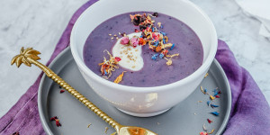 Beitragsbild des Blogbeitrags Violette Kartoffelsuppe – vegan, eindrucksvoll und einfach!