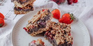 Beitragsbild des Blogbeitrags Veganer Mohnkuchen mit Streuseln und Himbeeren 