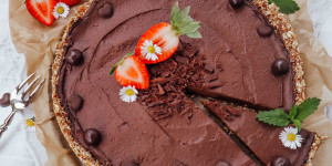 Beitragsbild des Blogbeitrags Veganer Schokokuchen mit Süßkartoffel und Avocado