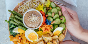 Beitragsbild des Blogbeitrags Gado-Gado – indonesischer Tempehsalat mit Erdnusssoße!