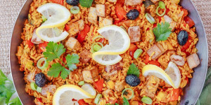 Beitragsbild des Blogbeitrags Paella vegan und einfach mit Tofu