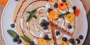 Beitragsbild des Blogbeitrags Wickeltorte aus Biskuitroulade und Brombeeren 