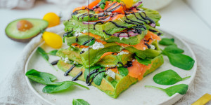 Beitragsbild des Blogbeitrags Spinat Waffeln pikant mit Lachs und Avocado