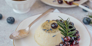 Beitragsbild des Blogbeitrags Weihnachtliches Panna Cotta mit Tannennadeln