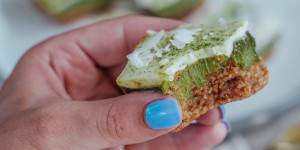 Beitragsbild des Blogbeitrags Matcha Bars – vegan und zuckerfrei