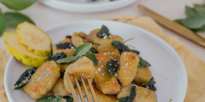 Beitragsbild des Blogbeitrags Bananen-Gnocchi mit Salbei – vegan und einfach