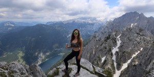 Beitragsbild des Blogbeitrags So nah und doch so fern – Der Blick vom großen Donnerkogel auf den Dachstein 