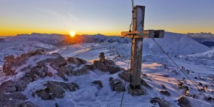 Beitragsbild des Blogbeitrags Die ersten Sonnenstrahlen im neuen Jahr – von Hüttengaudi auf der Rieder Hütte und Sonnenaufgang am Feuerkogel